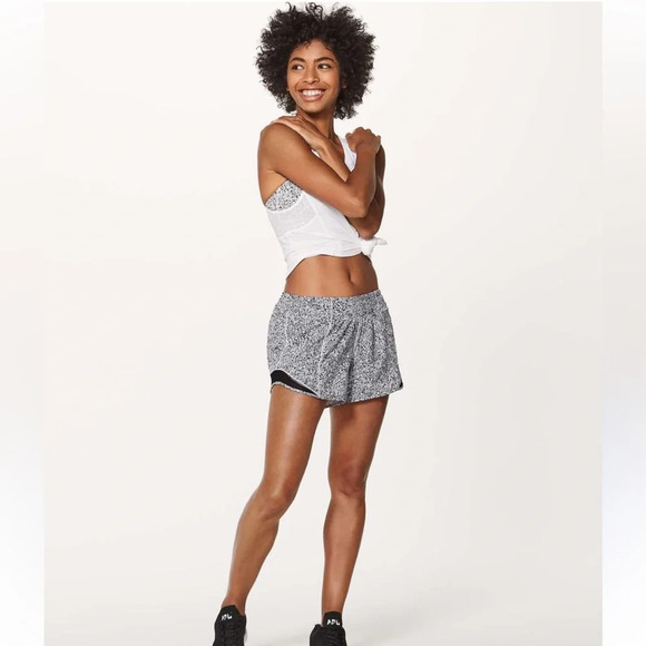 Lululemon Hotty Hot Shorts Size 4 Tall Ditsy Daisy White Black - Picture 1 of 5